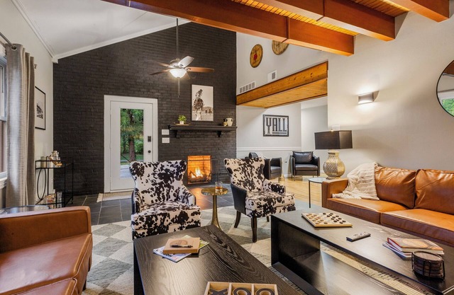 Bourbon Trail Cabin-Sleeps 10-Hot Tub, Firepit