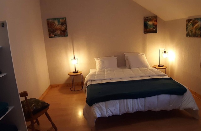 BOURG CENTER, FURNISHED ACCOMMODATION 4 PEOPLE, 50 m from the communal pond