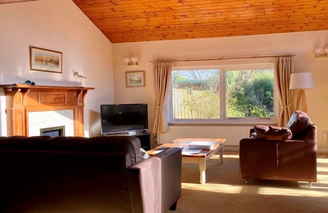 BOURNECOAST: 4 Bedroom House in Mudeford with large garden and parking -HB6277