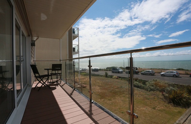 BOURNECOAST: MODERN APARTMENT WITH BALCONY AND BREATH-TAKING SEA VIEWS - FM6180