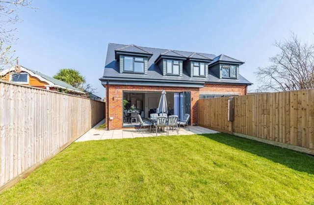 BOURNECOAST: PRIMROSE COTTAGE - 3 BEDROOM HOUSE WITH GARDEN - WIFI - HB6332