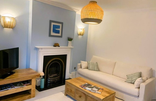 BOURNECOAST - STYLISH TWO BEDROOM APARTMENT IN A GOOD LOCATION - Wi-Fi - FM9560