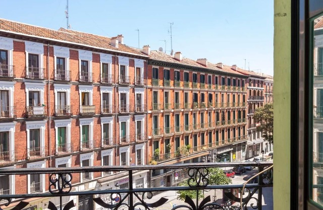 Boutique Apartment in the Heart of Madrid w/Full Kitchen, Balcony, & WiFi
