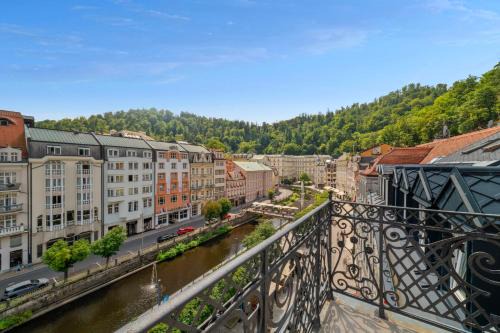 Boutique Apartment Owned by Emperor Peter The Great With 2 Balconies & Jacuzzi