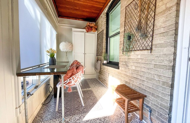 Boutique Charm in Delafield Inviting Queen Suite Steps from It All