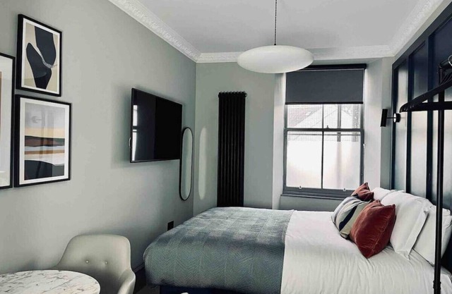 Boutique king bed studio, en-suite & kitchenette