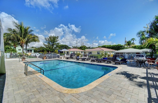 Boutique style apartment pool 600 ft to the beach