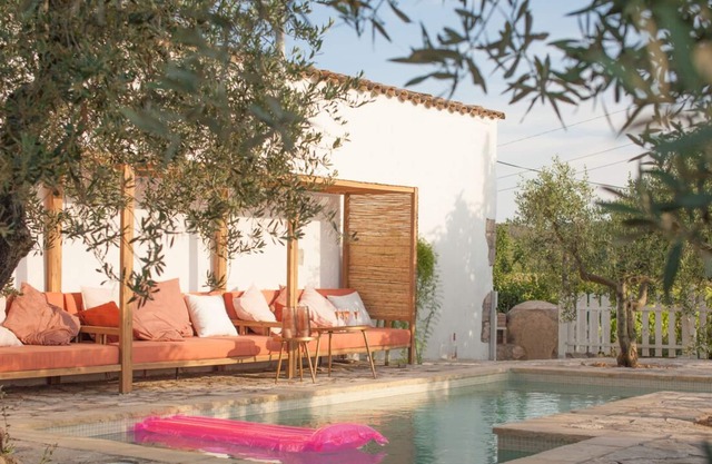 Boutique wine farm with comfortable en suite rooms, epic kitchen & private pool