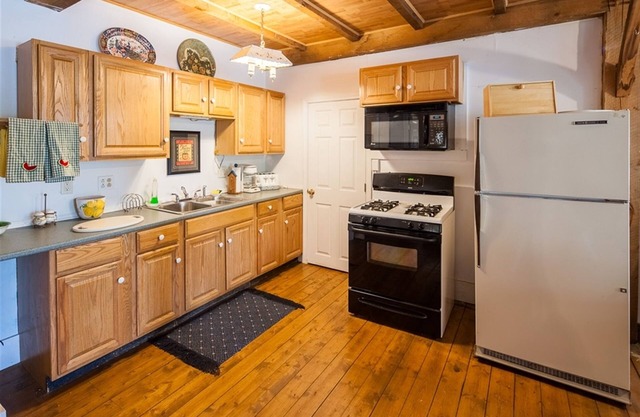 Bove Cottage 2-limit 6 2 Bedroom Cottage by RedAwning