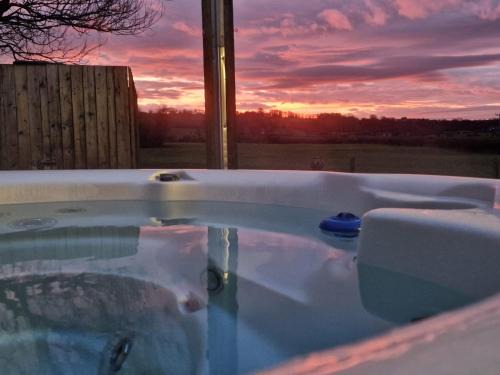 Bowland Breaks-A Luxury Barn Conversion with Optional Hot Tub, Log burner and countryside views
