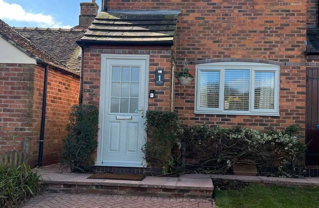 BOWLING GREEN COTTAGE, Pet friendly, country village location, Sleeps 6