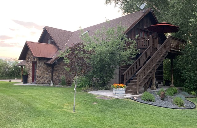 Bozeman secluded LUXURY home with AMAZING Bridger Mtn. Views