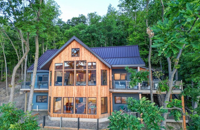 Braeloch Lodge - Canandaigua lakefront timberframe w/breathtaking views, spa