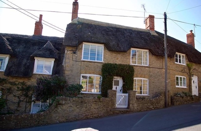 BRAMBLE COTTAGE, pet friendly, with a garden in Burton Bradstock