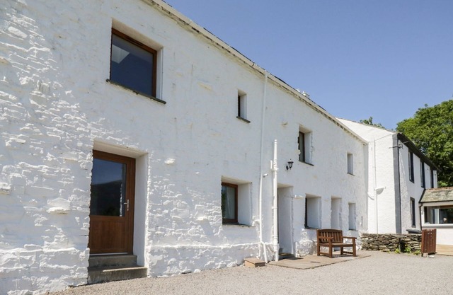 BRAMBLE COTTAGE, pet friendly, with a garden in Braithwaite