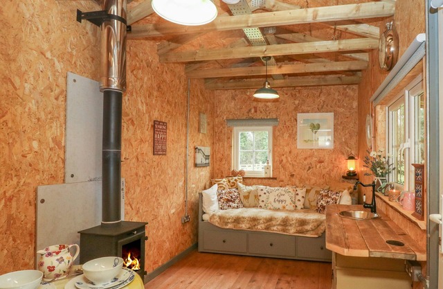 BRAMLEY ORCHARD GLAMPING, pet friendly, with open fire in Clarborough