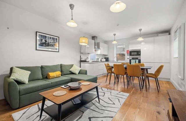 Brand NEW 2 BR Fulham Apt Nr Tube Station COZY