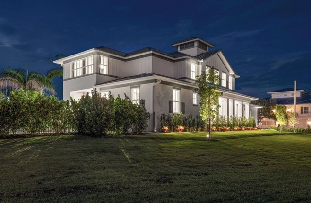 Brand new 4bdr, 5 bath luxury house 1 mile from 5th Avenue and Beached