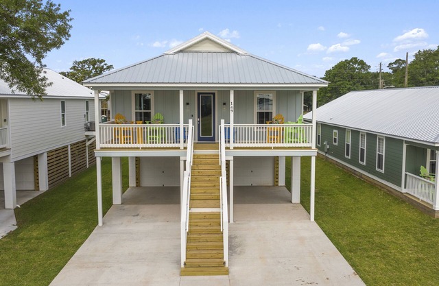 Brand New Beach Home, 2-3 min walk to beach! sleeps 12, GameRoom 4BR, 3 bath.
