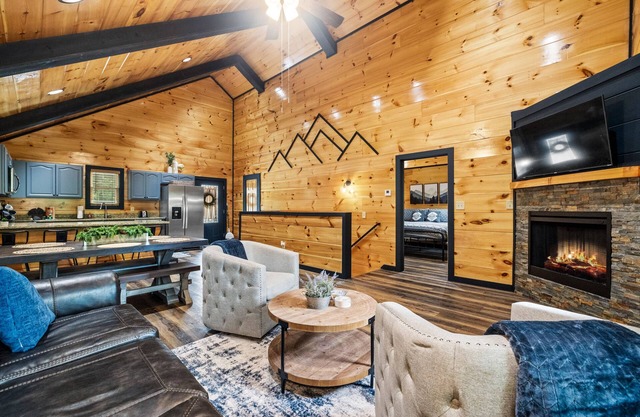 Brand New Cabin-No Curvy Roads-Right off the Pkwy-Hot Tub-Close to Dollywood!