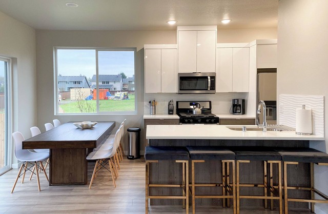 Brand New Charming 3-bedroom house with AC and WiFi in welcoming Vancouver