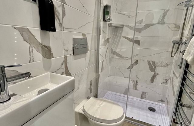 BRAND NEW FULLY RENOVATED ENTIRE HOUSE SLEEPS 5 FREE PARKING, WI-FI & BREAKFAST