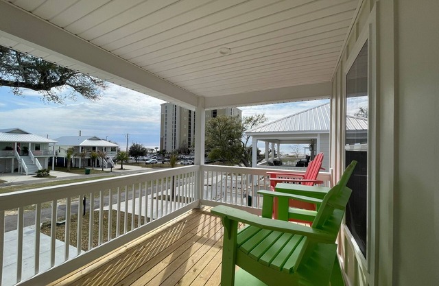 Brand new home, 1 block from Beach