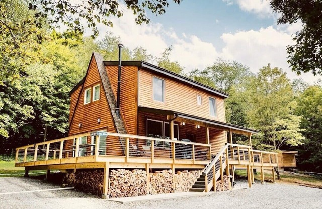 Brand new house in Laurel Highlands with Sauna and Cold Plunge. 5 acres of land