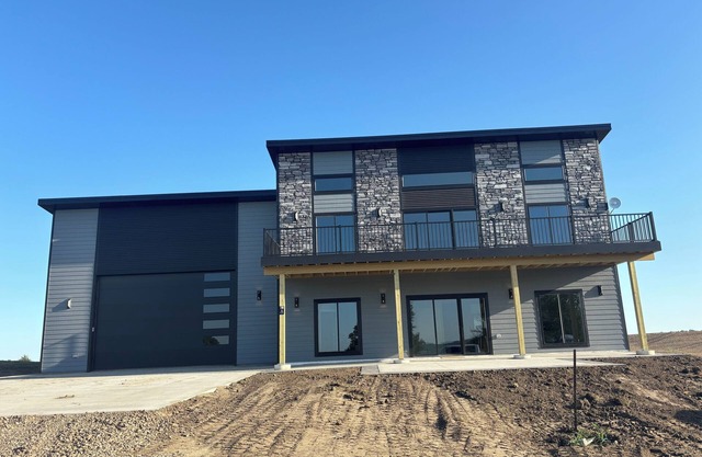 Brand new lake house with panoramic view overlooking Lewis and Clark Lake.