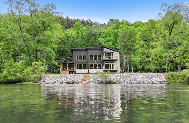 Brand New! Luxurious Riverfront Retreat, Hot Tub, 6 Guests 10 Min to Blue Ridge