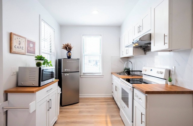 Brand New! Luxury 1-2 Bedroom/Laundry!Free Parking