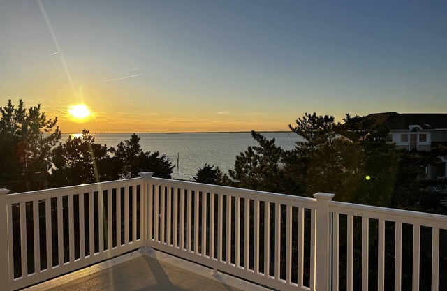 Brand-New Luxury Home with Amazing Bay Views/SUNSETS-1 block to Ocean, Swim Spa