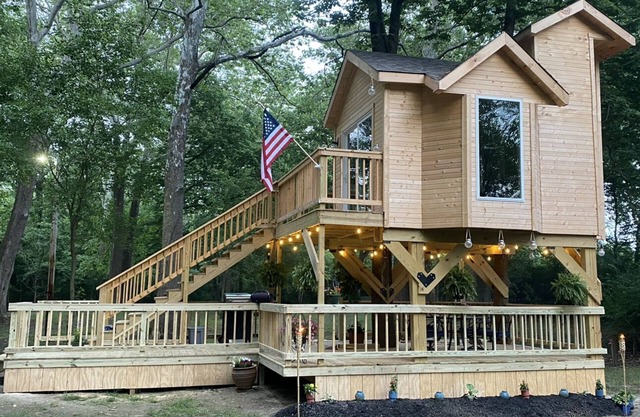 Brand new Rustic Treehouse on the Scenic Big Darby Creek Sleep under the stars.