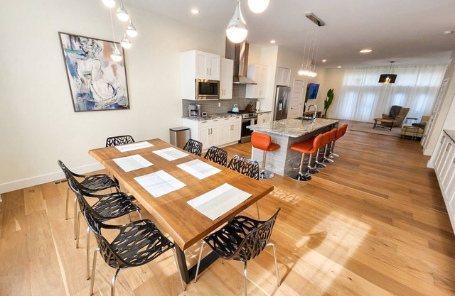 Brand New Stunning 5BR Home. Minutes to downtown, Forest Park. Sleep 14.