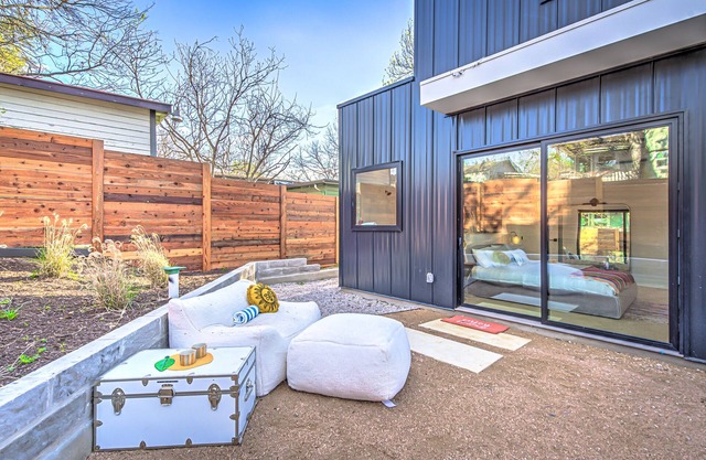 Brand New Stylish 4 BDRM Home W/Pool In DT Austin Near SXSW Top Spots!