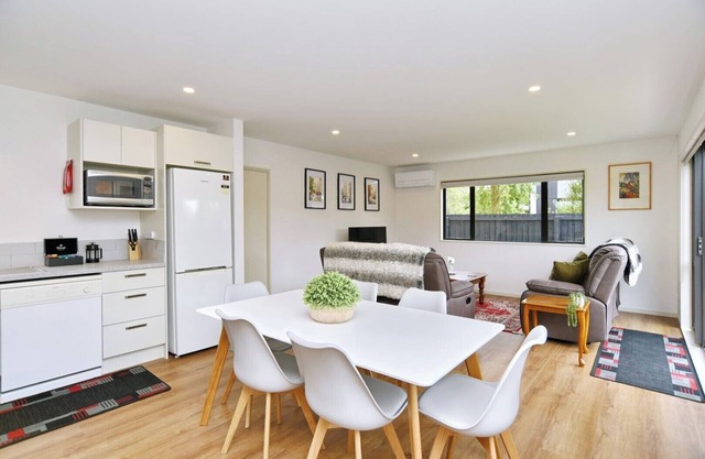 Brand-new, townhouse - walking distance to Westfield Mall