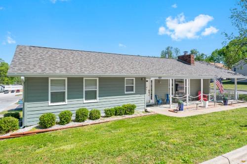 Branson Downtown Beauty - 4 BDR Home Sleeps 15