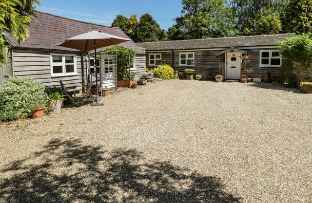 BREACH COTTAGE, pet friendly, character holiday cottage in Urchfont