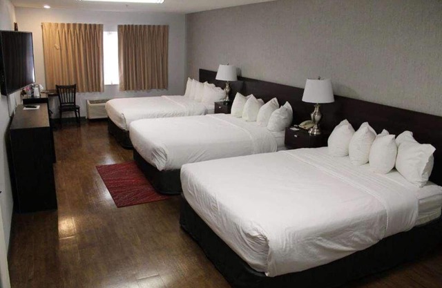 Breath of Fresh Air! Indoor Pool, Free Breakfast, Free Parking, Pets Allowed