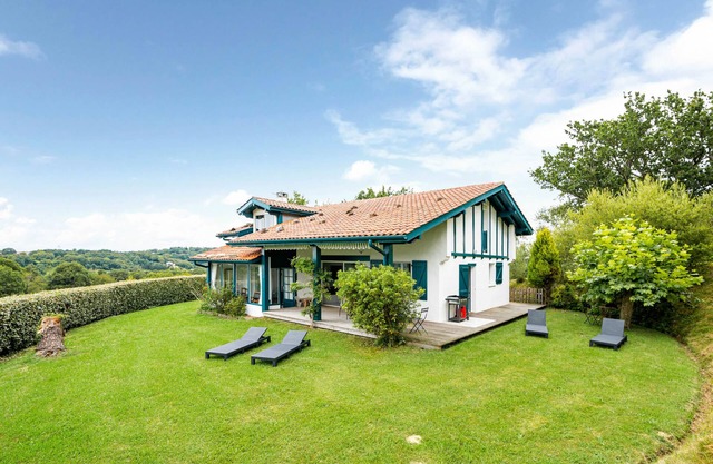 Breathtaking view of the Pyrenees and the Rhune ! Hillside house