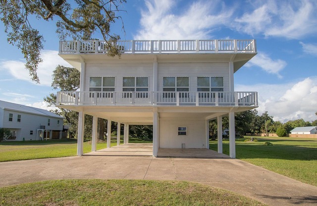 Breathtaking Beach Front Home With Significant Vacation Specials! Sleeps 8!