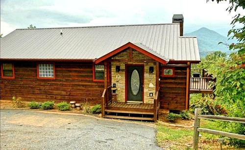 Breathtaking Cabin Rental with a Private Hot Tub in Hiawassee, Georgia