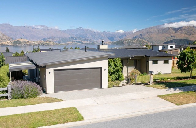 Breathtaking Lake and Mountain Views in Wanaka's Peninsula Bay