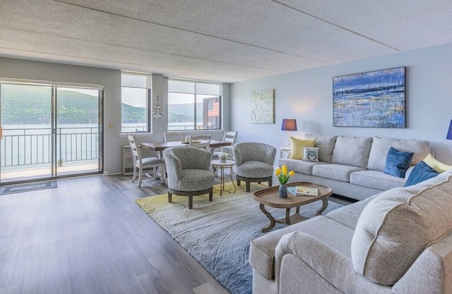 Breathtaking Lakefront Condo w/ Lake Views
