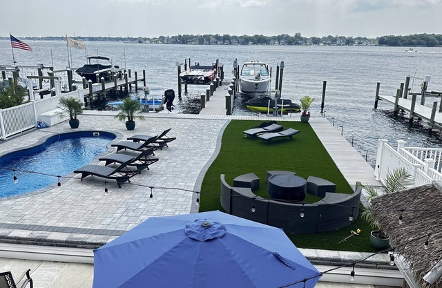Breathtaking Views, Heated Pool on the Metedeconk River!