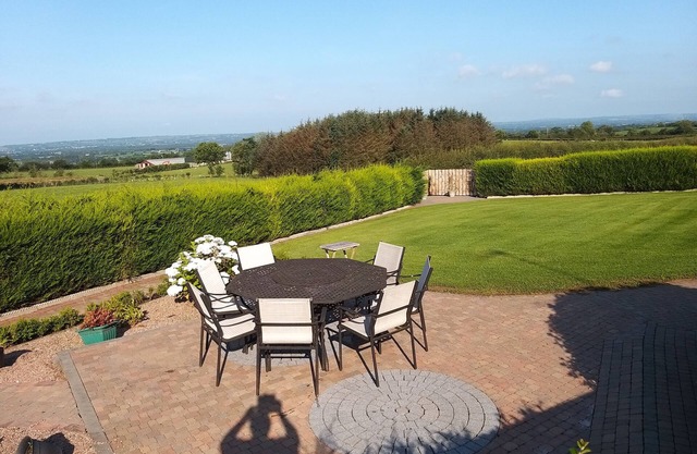 Breathtaking views from an ideal location. nWhole Chalet House