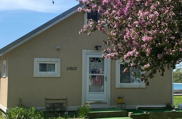 Breathtaking views- Updated 3-Bedroom Cottage Lake Ontario sunrise to sunset