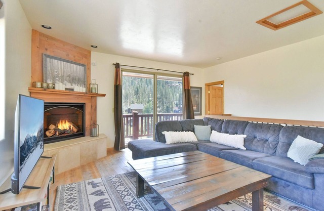 Breck Mountain Lookout - Dog Friendly Home