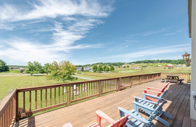 Breeze Alley: Lake Access, Hot Tub, Pool Table, Community Amenities!