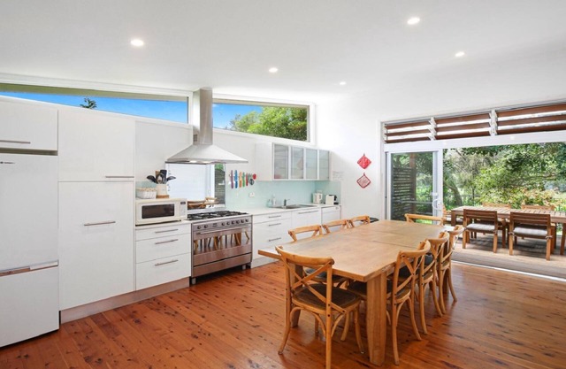 BREEZEWAY | Easy walk to beach | Accom Holidays